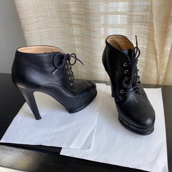 Chanel ankle boots heels black leather 35.5 Ital toe cap CC quilted lace-up coco - Picture 1 of 13